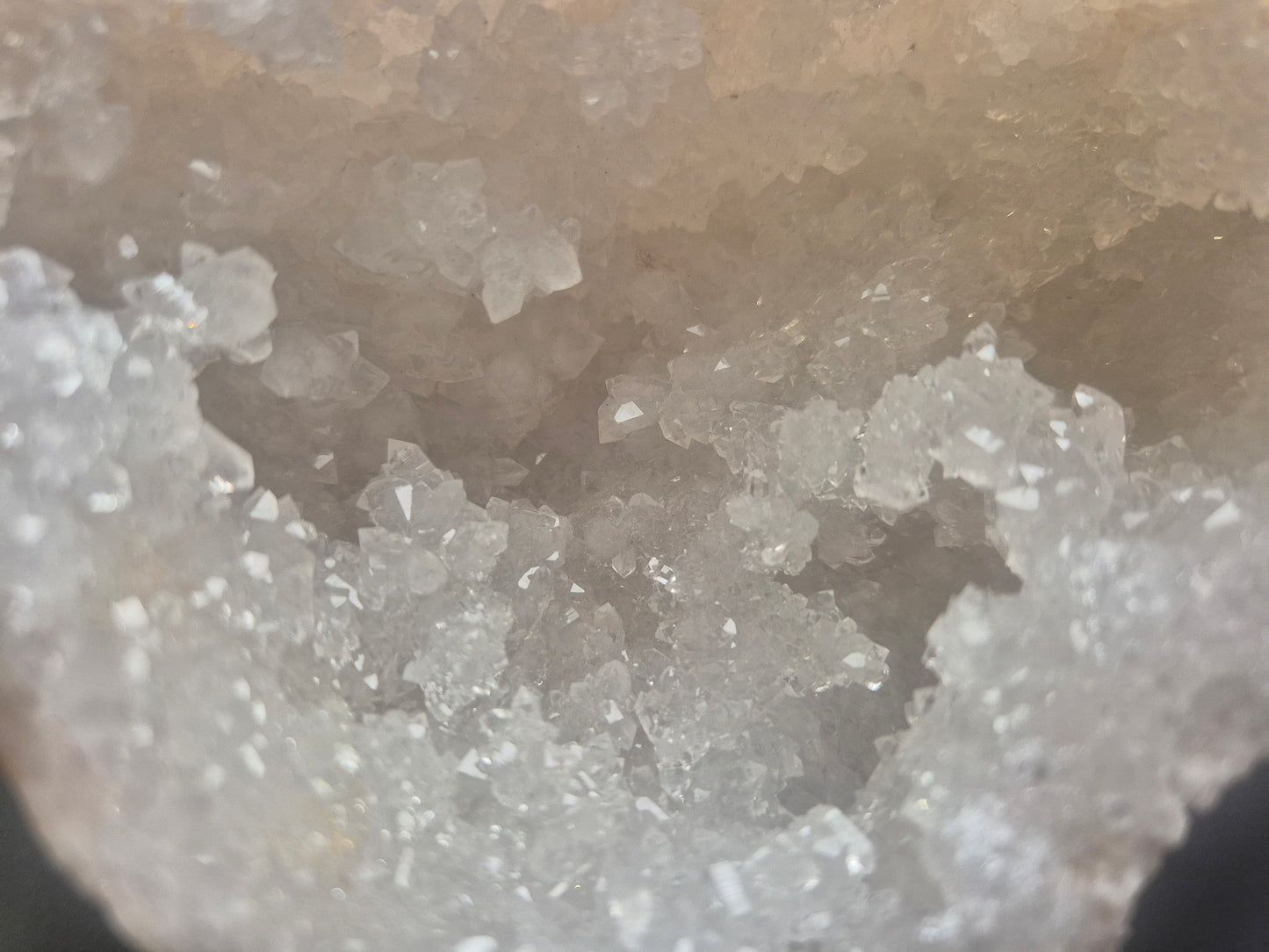 Géode de Cristal de Roche Naturelle - 573g