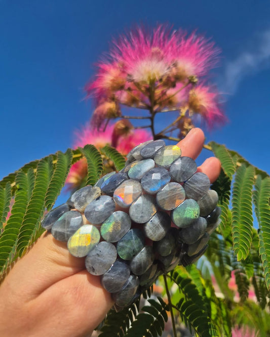 Labradorite : signification, vertus et bienfaits de cette pierre naturelle