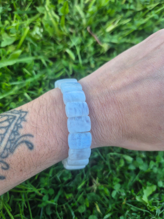 Bracelet Bombé en Pierre de Lune – Reflets Bleus & Énergie Féminine