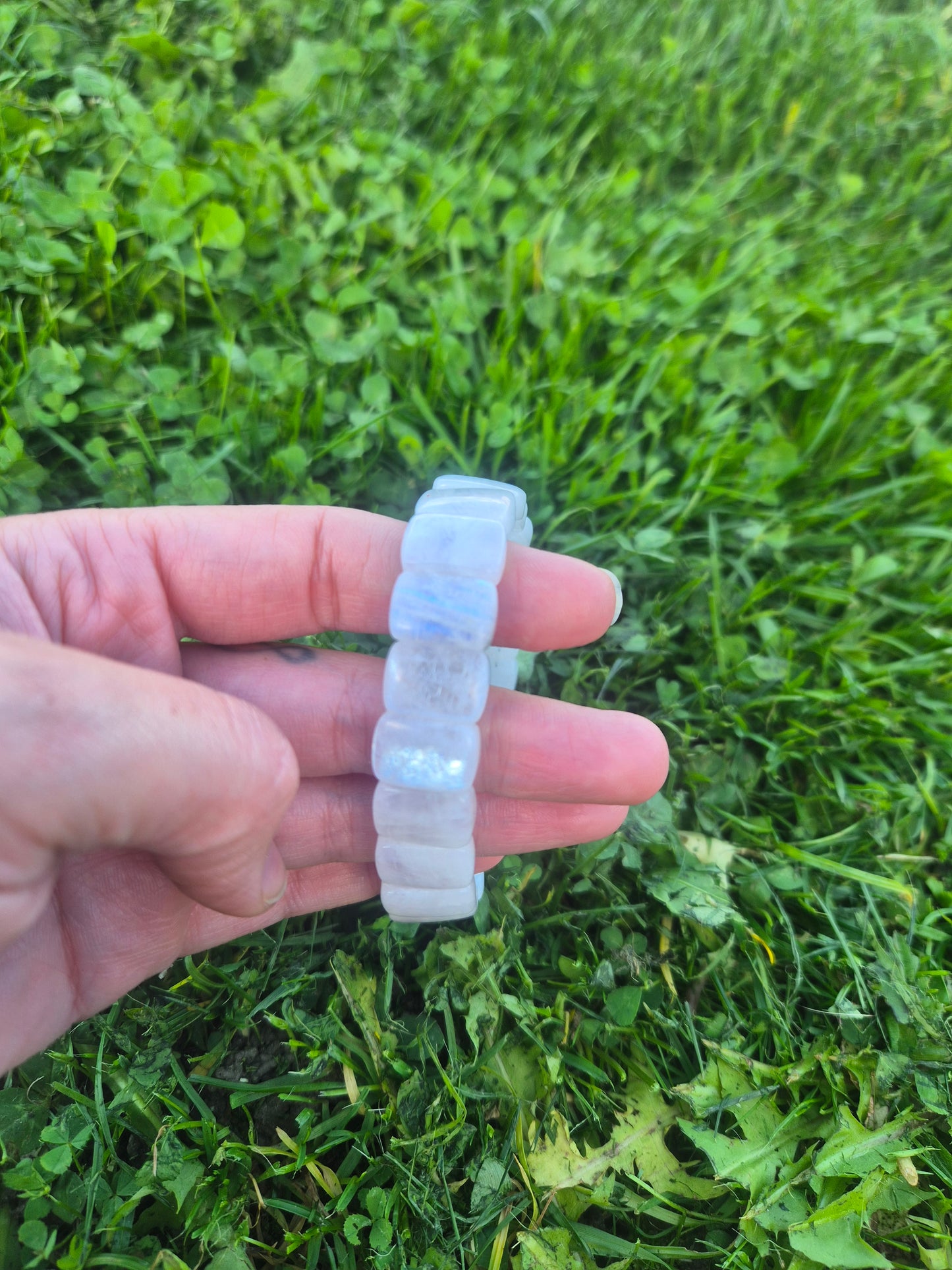 Bracelet Bombé en Pierre de Lune – Reflets Bleus & Énergie Féminine